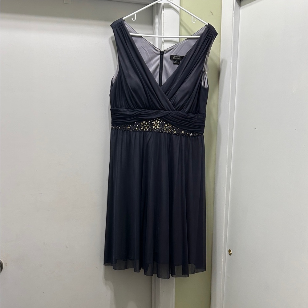Chic Sleeveless Navy Dress with Embellished Waist